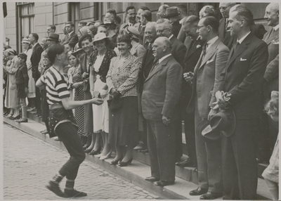879329 Afbeelding van een figuur uit de groep 'Verdwenen Utrechtsche Typen', deelnemers aan de feestelijke optocht, ...